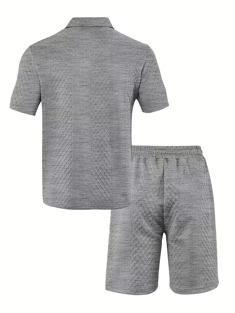 Comfortabele heren zomer set: polo met rits & shorts. Casual vrijetijdskleding, perfect voor de zomer.