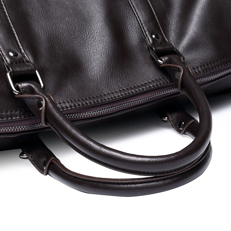 Heren leren schoudertas in zwart, een robuuste duffeltas met verstelbare riem voor comfortabel reizen.