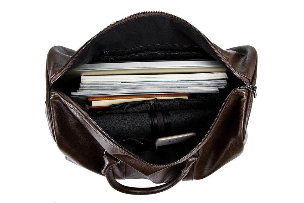 Vooraanzicht van de stijlvolle zwarte leren duffeltas voor heren met praktische buitenzakken.