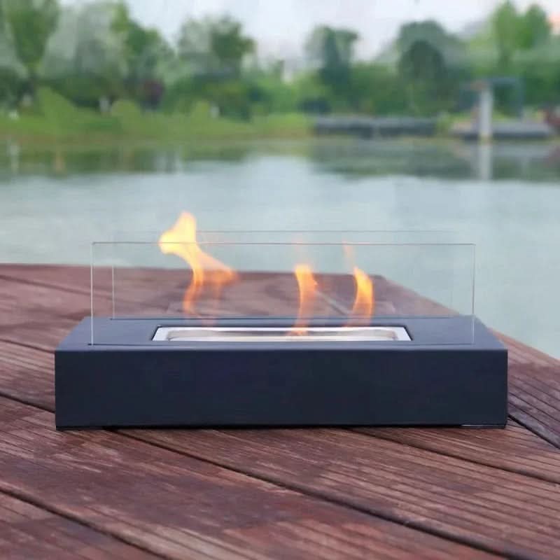 Moderne FlameGlow bio-ethanol tafelhaard als stijlvolle decoratie, draagbaar voor elke ruimte.
