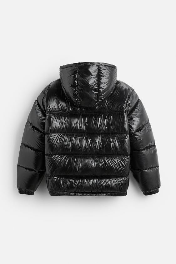 Modieuze zwarte heren pufferjas, ideaal als warme winterjas. Sportieve en casual heren donsjas.
