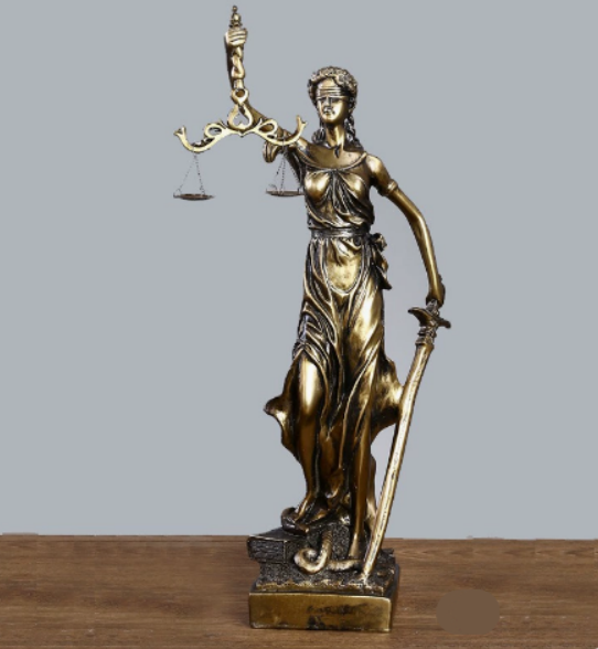 Gerechtigheid godin sculptuur, stijlvolle kantoordecoratie en symbool van rechtspraak. Ideaal geschenk.