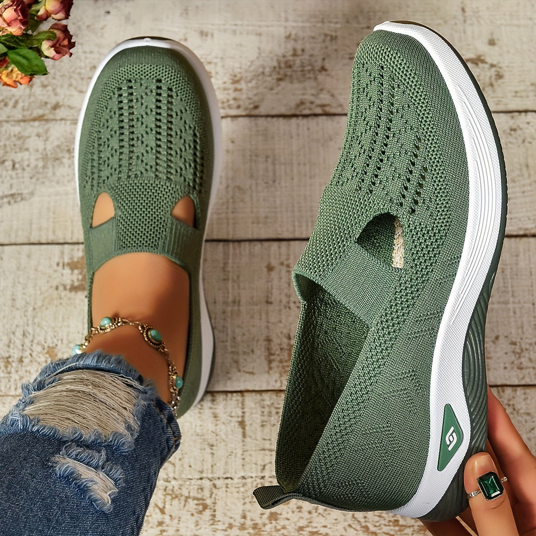 Detail van ademende stof op lichtgewicht dames sneakers, comfortabele instappers voor de zomer.