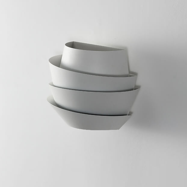 Elegante Scandinavische muurlamp NordGlow, zwart ijzer, dubbele lichtpunten, minimalistische binnenverlichting.
