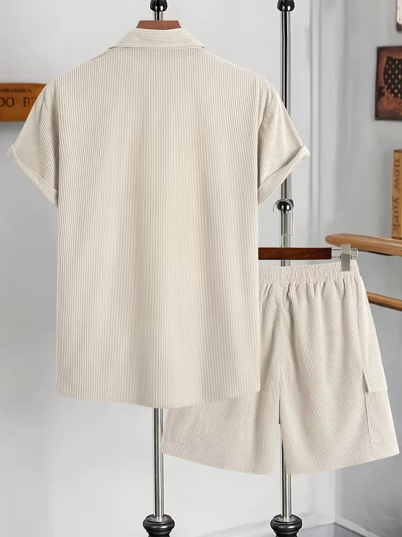 Man draagt casual khaki corduroy zomer set, bestaande uit shorts en los knoopoverhemd, ideaal voor strand.