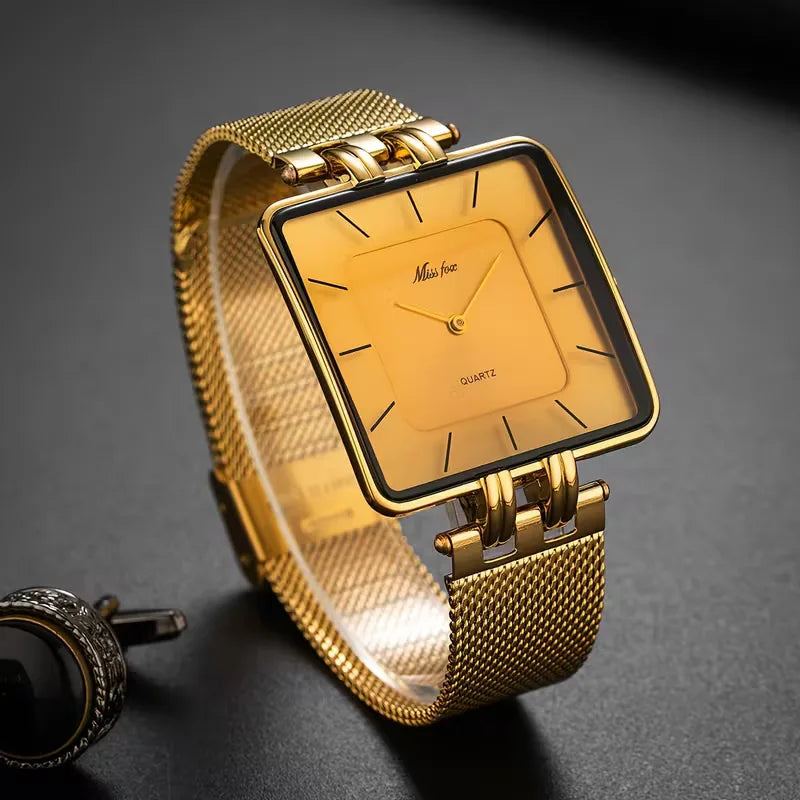 Heren analoog horloge met vierkante goudkleurige wijzerplaat en stijlvolle koffiekleurige meshband, minimalistisch design.