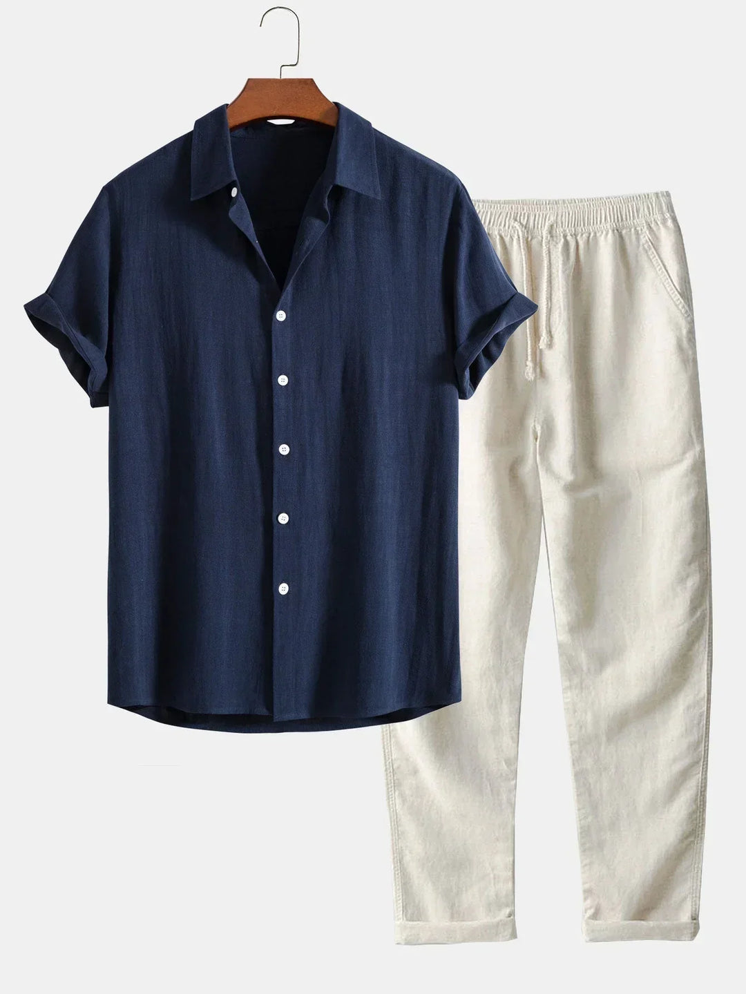 Stijlvolle heren tweedelige zomer set: comfortabel los overhemd en broek voor casual herenmode of vakantie.