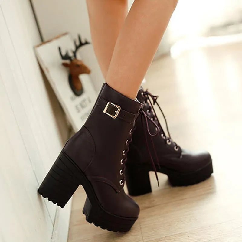 Edgy dames veterschoenen met gesp en platform zool, ideaal als festival of cosplay schoenen.