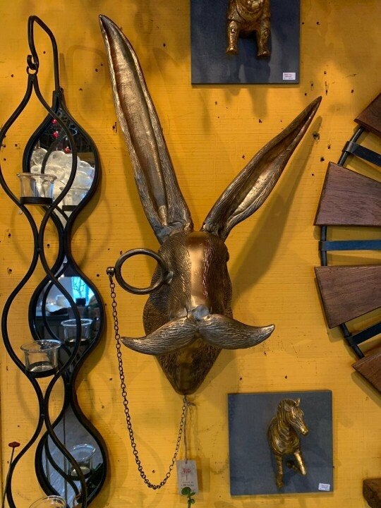 Handgeschilderd hert dierenhoofd muurdecoratie, speels kunstwerk voor jouw interieur.