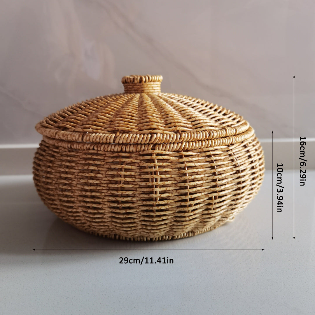 Stijlvolle rustieke opbergmand met deksel, perfect als woonaccessoire voor het opruimen in de woonkamer.