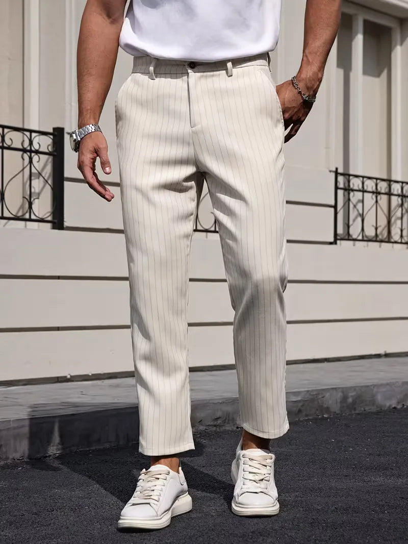 Frisse witte heren slim fit pantalon met subtiele pinstripe, ideaal voor een elegante zomerse uitstraling.