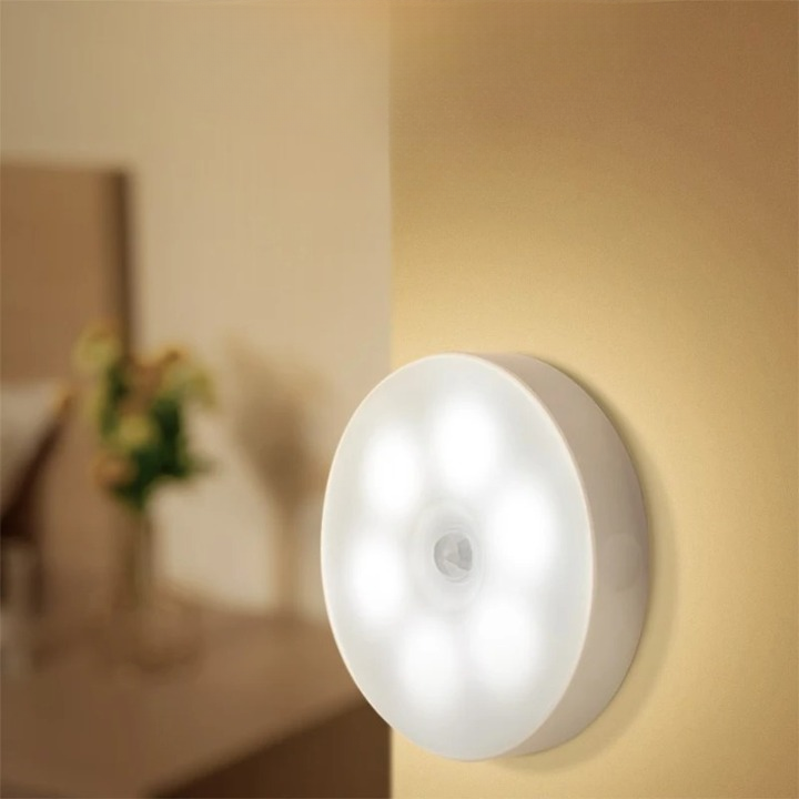 Witte LED wandlamp met bewegingssensor, zelfklevend en draadloos, ideaal voor kast- en gangverlichting.