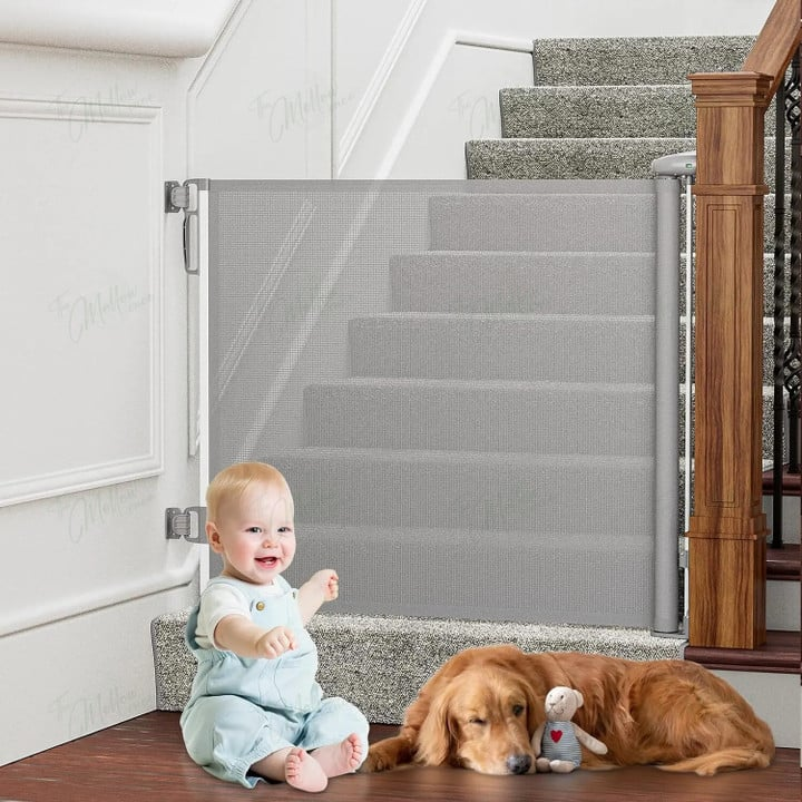 Compact wit uittrekbaar babyhekje voor thuis. Biedt optimale kinderveiligheid in deuropeningen en trappen.