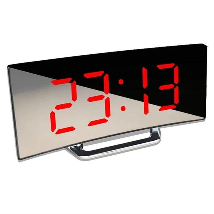 Moderne digitale wekker met gebogen LED display voor duidelijke tijdweergave in de slaapkamer. Inclusief alarmfunctie.