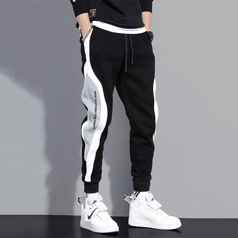 Comfortabele heren joggingsbroek met trendy patchwork design, ideaal als casual- of sportbroek.