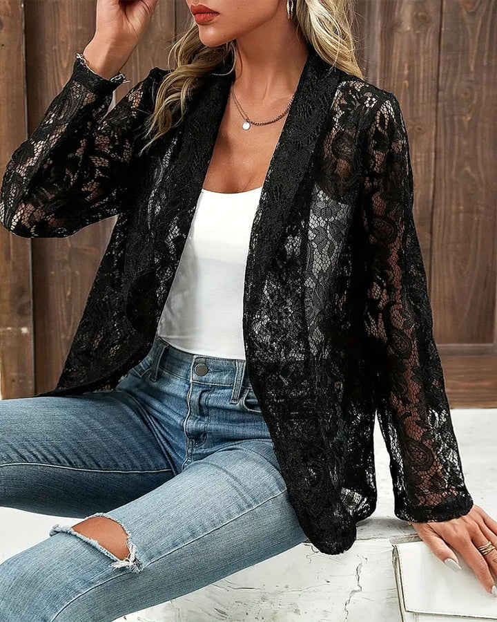 Trendy dames blazer met sierlijke kanten afwerking, ideaal voor een modieuze zakelijke of feestelijke look.