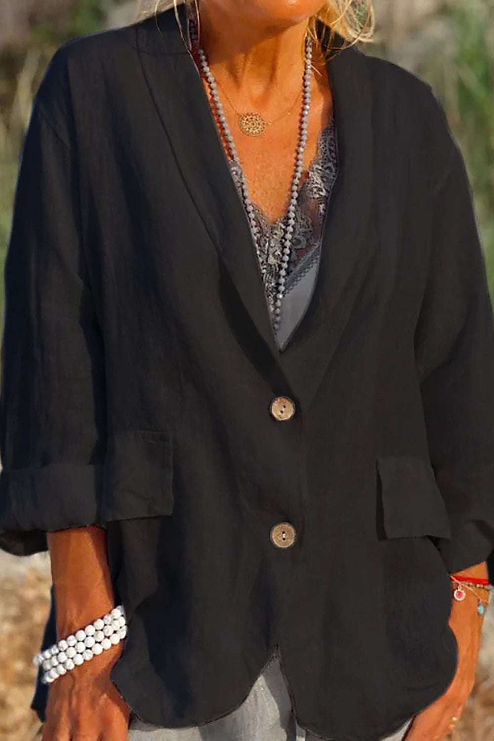 Dames blazer met losse pasvorm, V-hals en lange mouwen. Deze modieuze, comfortabele blazer is ideaal voor diverse outfits.