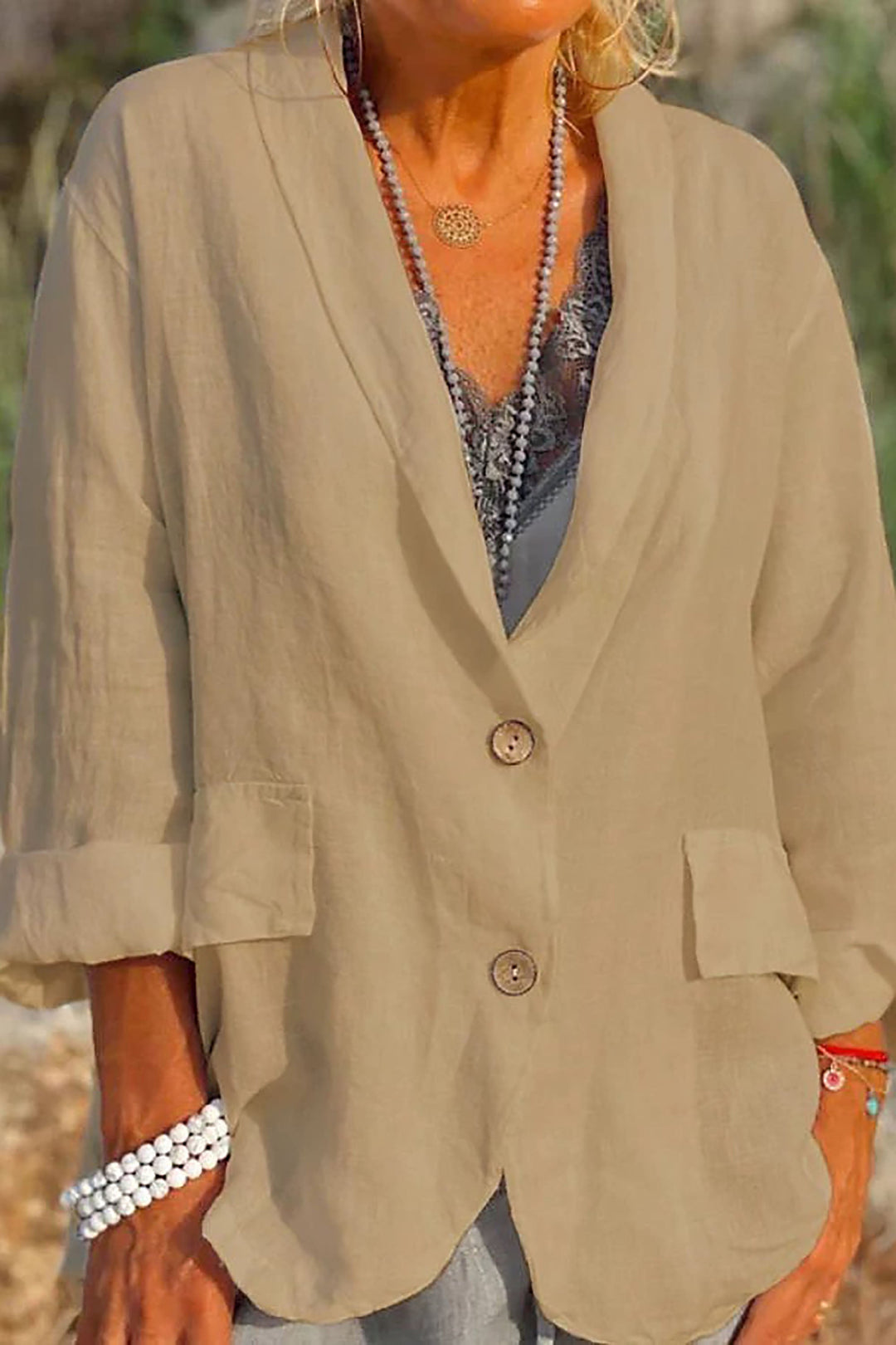 Stijlvolle dames zomerblazer met knopen en elegante pasvorm. Deze lichte blazer is een must-have voor elke damesgarderobe.