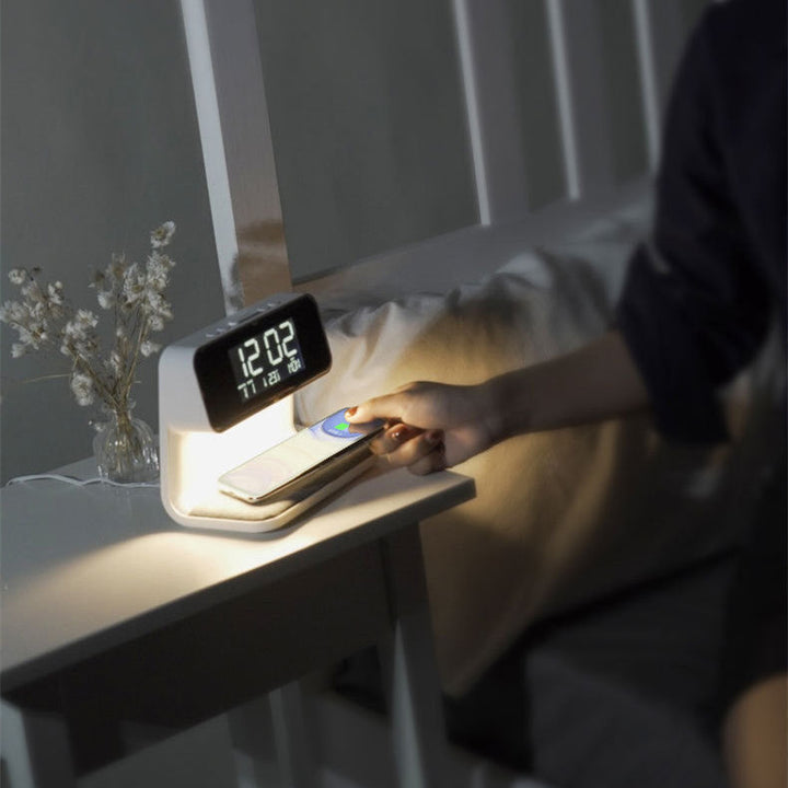 LED tafellamp met dimbare verlichting, duidelijke digitale wekkerweergave en draadloze oplaadpad.