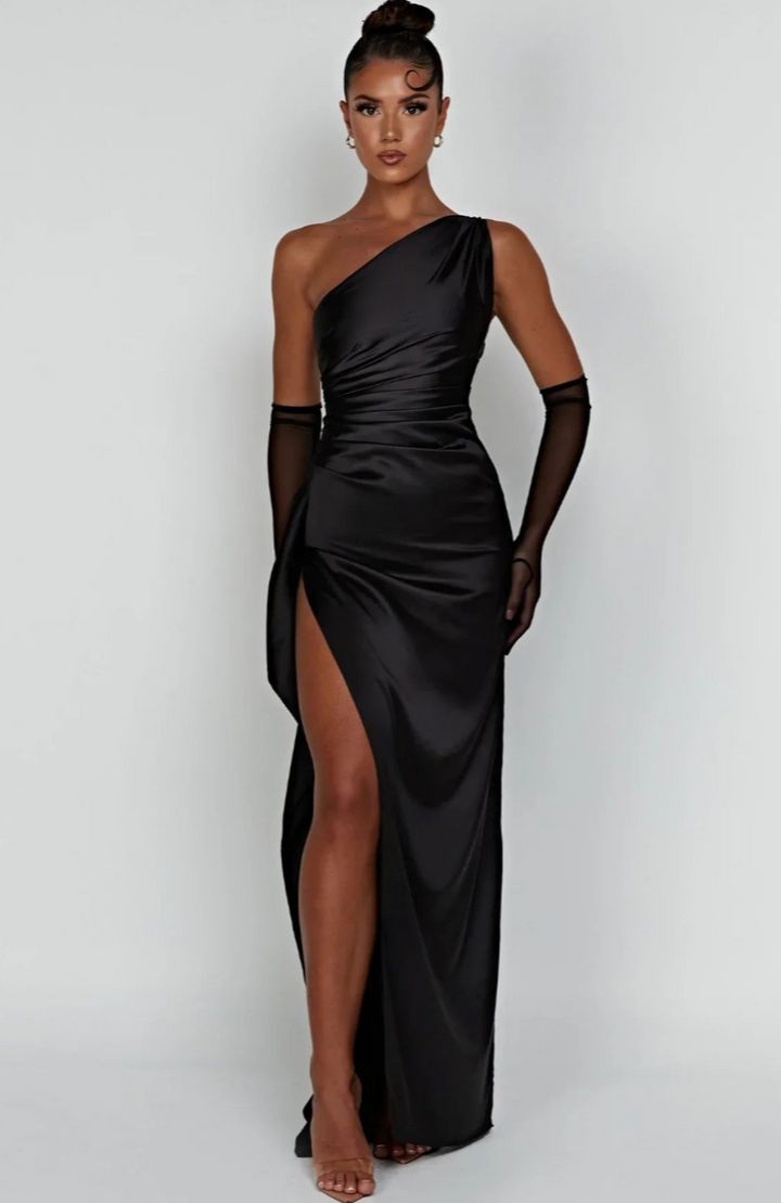 De jurk in volle glorie: elegante geplooide satijnen splitjurk met one-shoulder design.