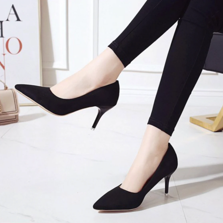 Zijaanzicht van een elegante vrouwen pump met hoge hak en trendy panterprint.