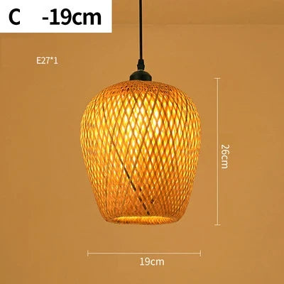 Rotan hanglamp in een modern interieur, combineert natuurlijke elementen met een strak design.