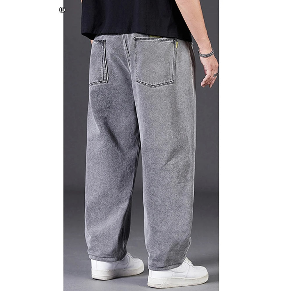 Zijaanzicht van model in vintage stijl grote maten wijde pijpen jeans. Comfortabele mannen spijkerbroek.
