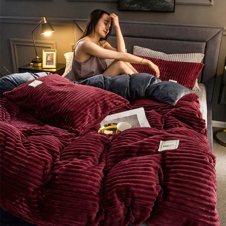 DreamWeave dekbedovertrek in een moderne slaapkamer. Fluweel fleece voor warmte, comfort en stijlvolle huisdecoratie.