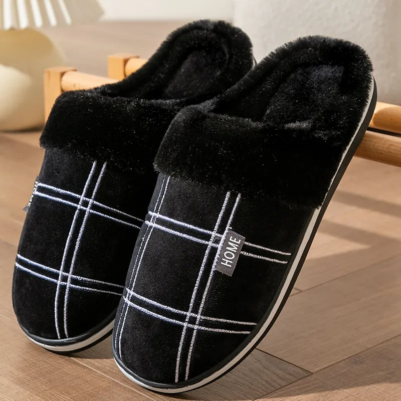 Vooraanzicht geruite heren instappers, warme en comfortabele pantoffels met zacht interieur.