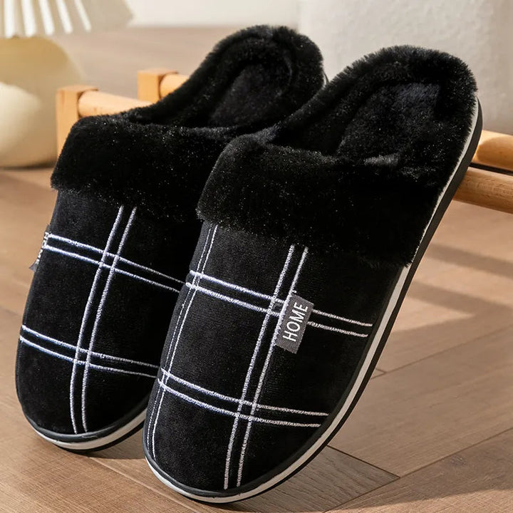 Vooraanzicht geruite heren instappers, warme en comfortabele pantoffels met zacht interieur.