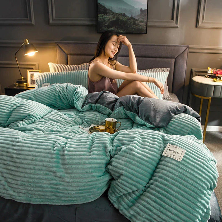 Dit DreamWeave dekbedovertrek biedt ultieme warmte en zachtheid dankzij het fluweel fleece materiaal.
