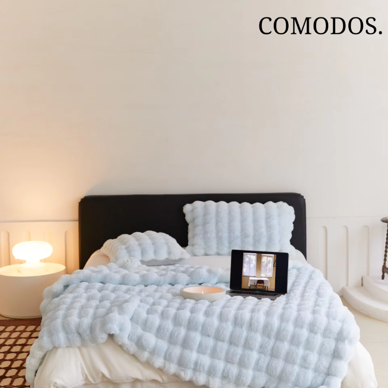 CloudCozy seizoensdeken, gemaakt van pluizig imitatiebont; brengt zachtheid en warmte in huis.
