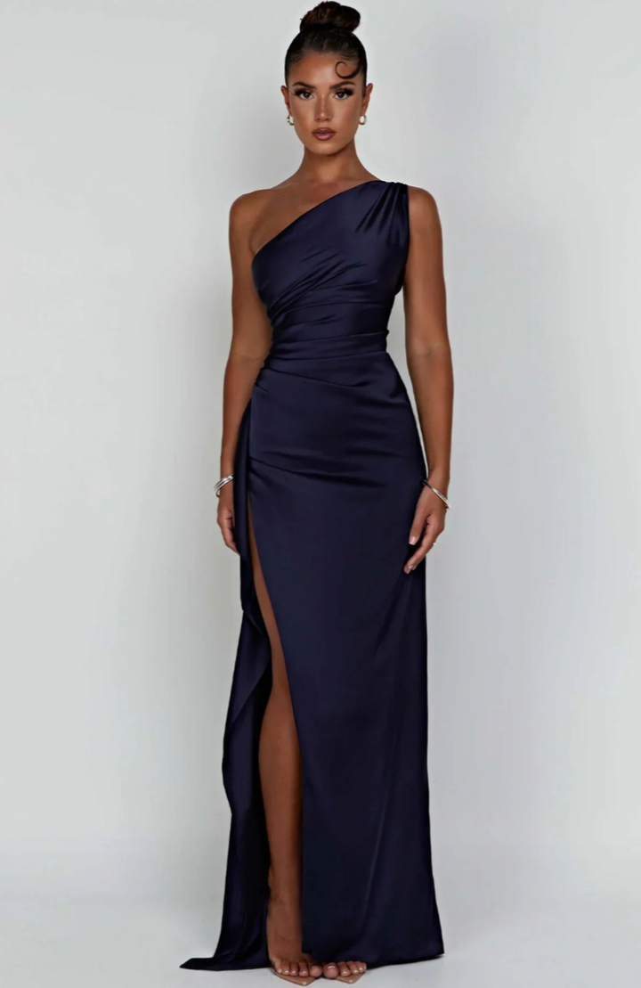 Luxueuze dames satijnen jurk, geplooid en met hoge split, perfect voor galagelegenheden.