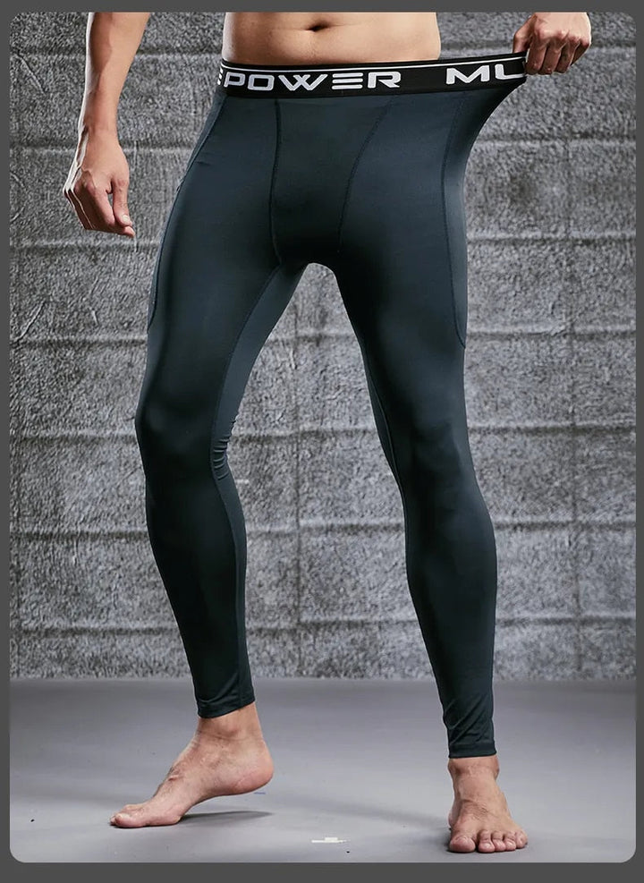 Man stretcht in flexibele heren trainingsbroek, perfect voor opwarming of yoga sessie.