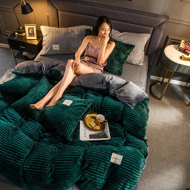 Mooi gepresenteerd DreamWeave fluweel fleece dekbedovertrek. Luxe beddengoed voor een comfortabele slaapkamer.