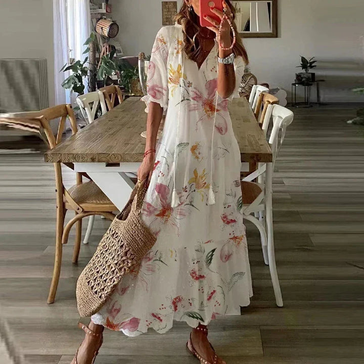 Vrouwelijke luchtige maxi jurk met kleurrijke bloemenprint, perfect voor een zomerse boho look.