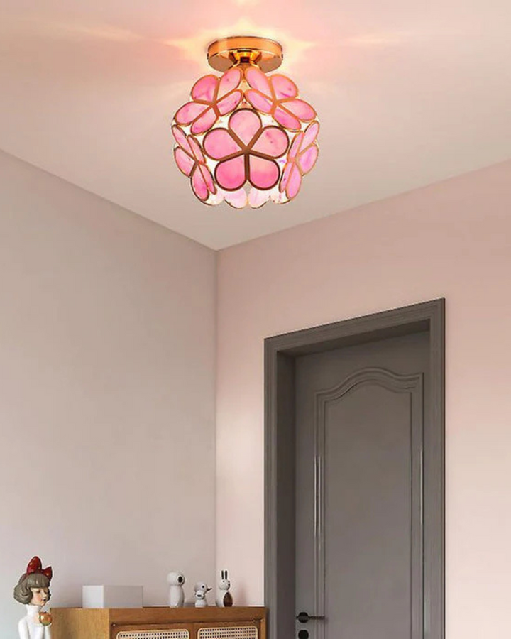 Design plafondlamp 'Bloem' in acryl, een blikvanger in elke moderne ruimte.