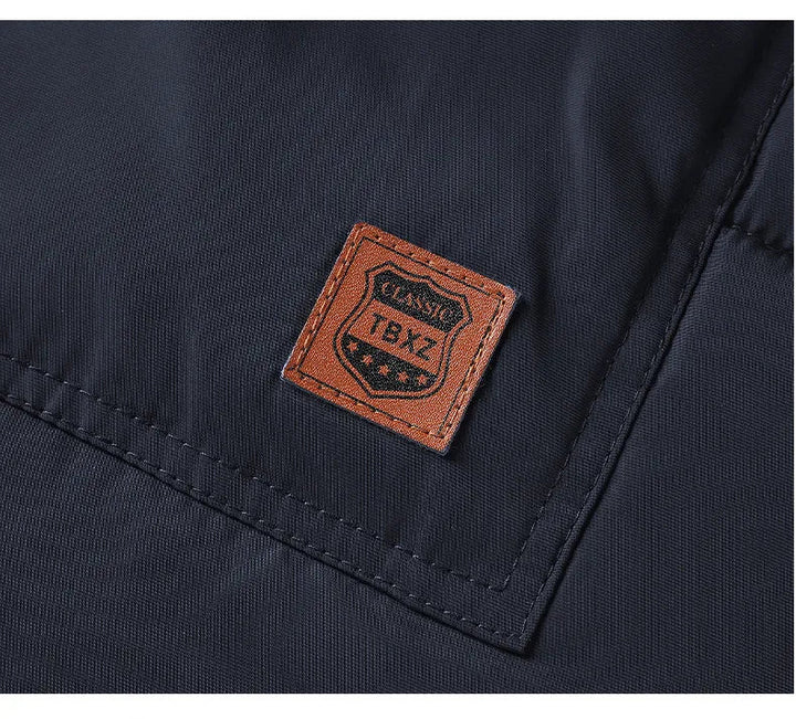 Lange heren winterparka met capuchon, een warme en stijlvolle jas voor koude winterdagen.