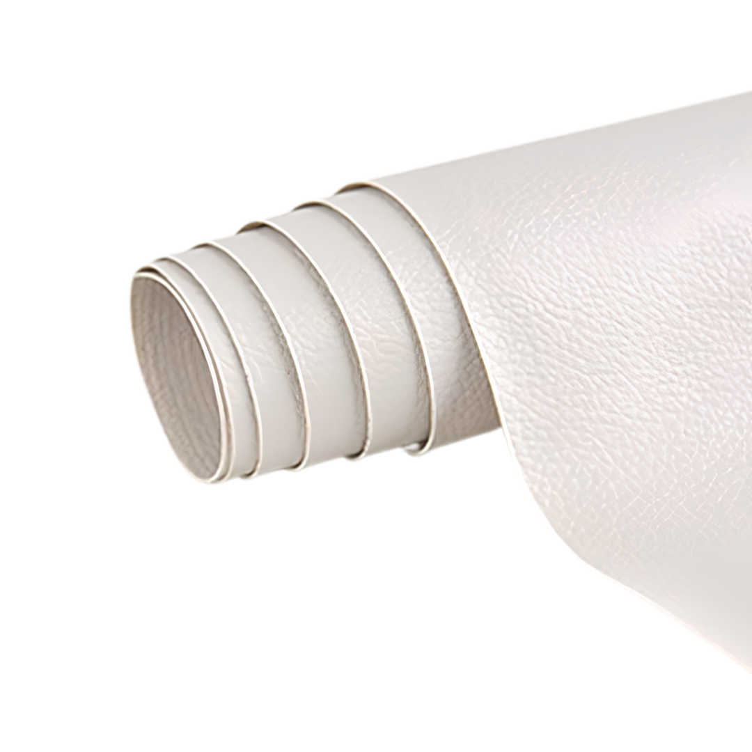 Detailfoto van de zelfklevende leder reparatiepatch, toont textuur en kwaliteit voor meubels.