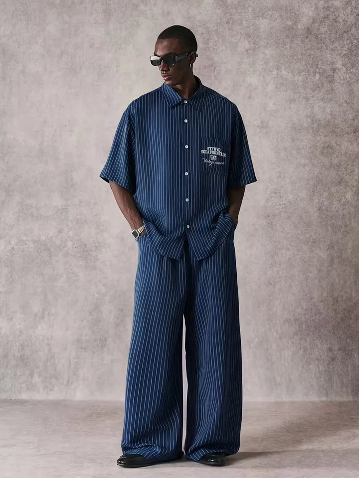 Heren casual donkerblauw overhemd met verticale strepen, oversized pasvorm en korte mouwen, ideaal voor de zomer.
