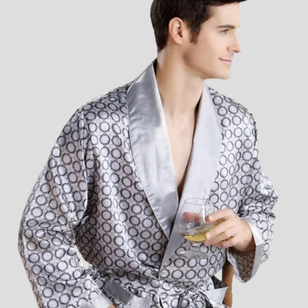Heren satijnen badjas met riem, comfortabel en luxe design, perfect als huispak of nachtkleding.