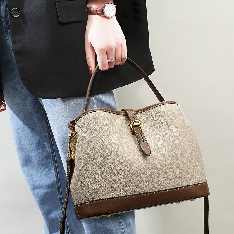 Stijlvolle dames handtas, perfect voor zakelijk of dagelijks gebruik, met een tweekleurig en gestructureerd design.