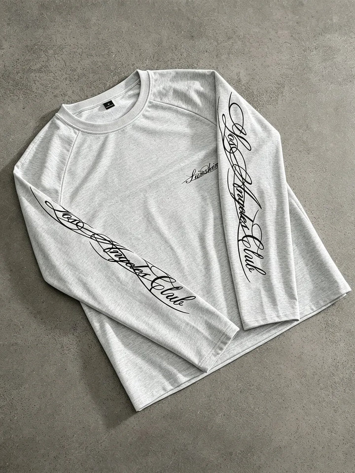 Streetwear heren longsleeve, handgeschreven print. Uniek, comfortabel en klaar voor dagelijks gebruik.