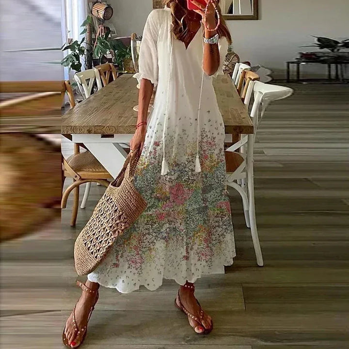 Stijlvolle boho maxi jurk voor dames met een vrolijke bloemenprint, perfect voor warme dagen.