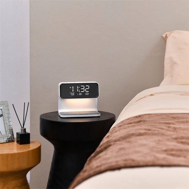 Praktische LED bedlamp met ingebouwde wekker en snelle draadloze oplader voor smartphones.