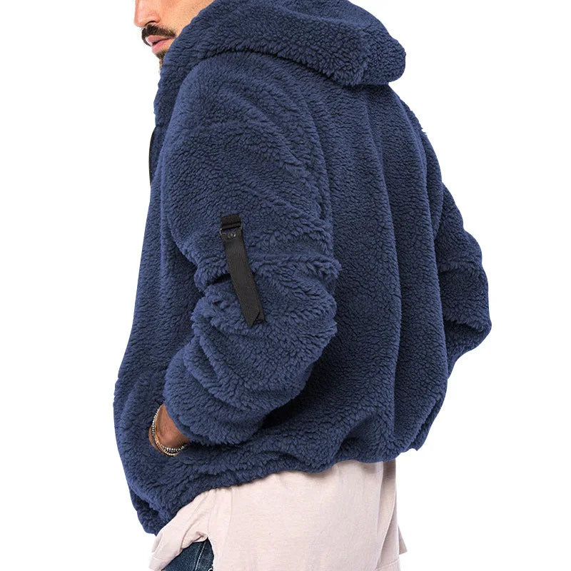 Detail van zacht fleecevest met capuchon voor heren, vintage stijl en warm comfort.