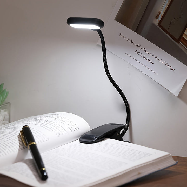 Verstelbare leeslamp met flexibele hals en stevige clip, ideaal als bedlamp of burolamp.