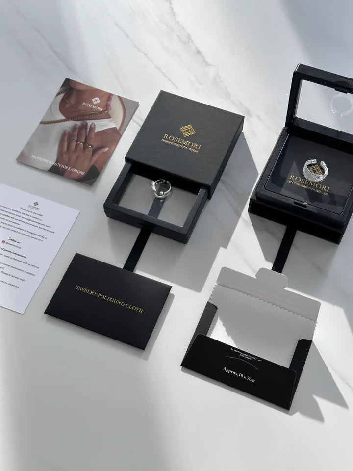 Verstelbare damesring met speelse smiley, een stijlvol zilverkleurig sieraad en modieus accessoire voor vrouwen.