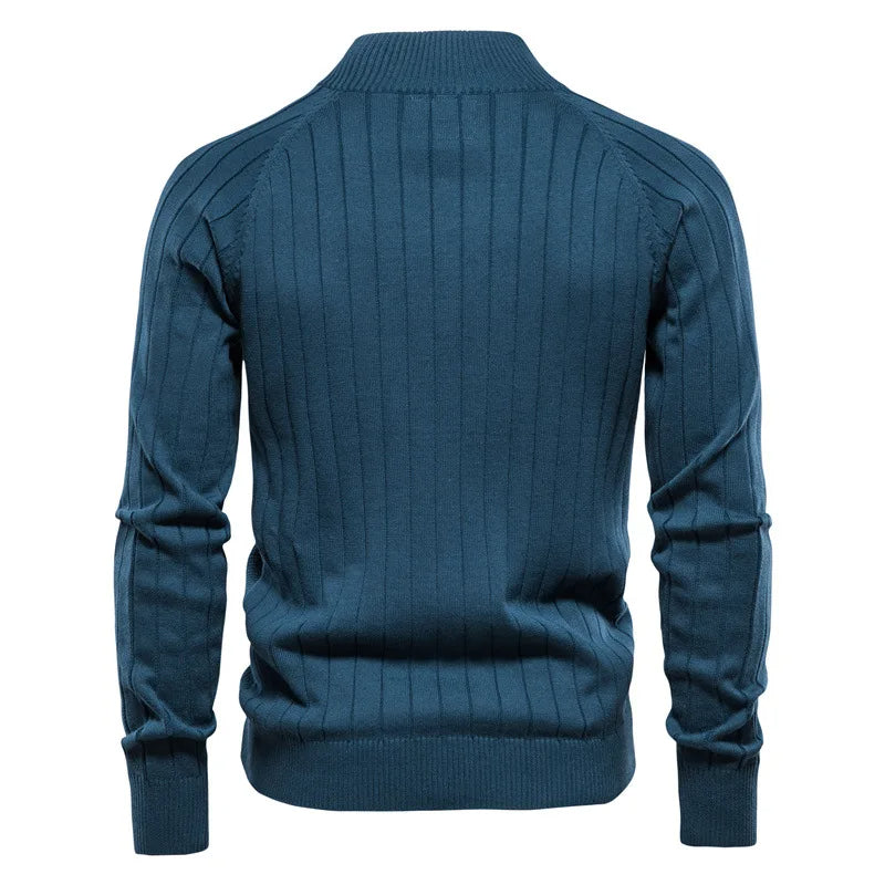 Mannenmodel draagt een comfortabel gebreid vest met rits, perfect voor een laagjeslook in de winter.