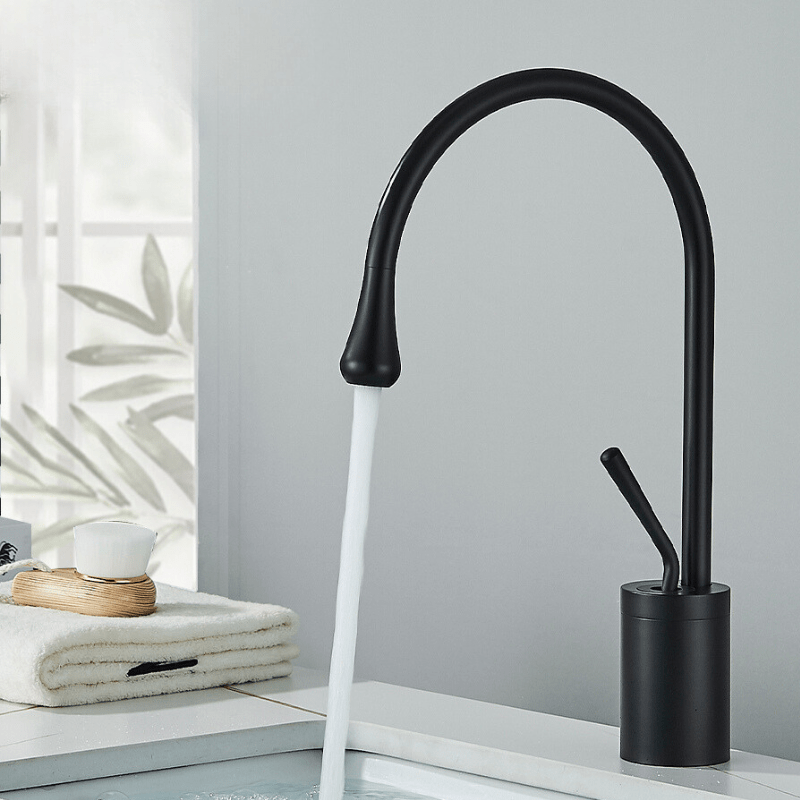 Gouden luxe wastafelkraan met een hendel, stijlvolle warm & koud mengkraan voor uw badkamer.